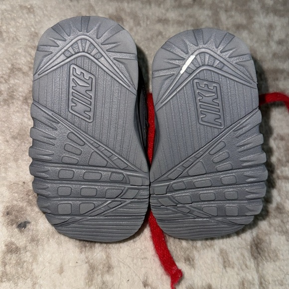 Size 3c Nikes. - Picture 3 of 3